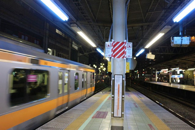荻窪駅ホームの青色蛍光灯 | はやこま すていしょん！
