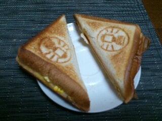 さっそく朝食、今日は「チーズハニーサンド」と「タマゴサンド」の記事画像