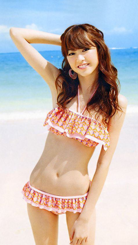 ヒラヒラの可愛い水着を着てにっこり笑顔の桐谷美玲