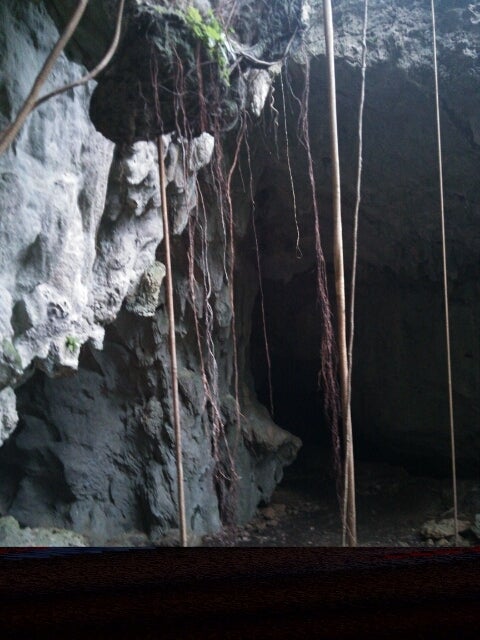 曇り 側 の 洞窟