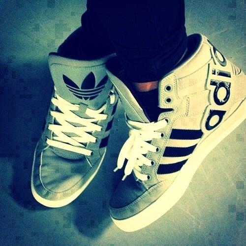 このadidasのスニーカー可愛い Love C S