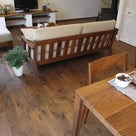 アルダー材のウォールナット色の床材にウォールナット無垢材の家具で統一したLD空間をご紹介！の記事より