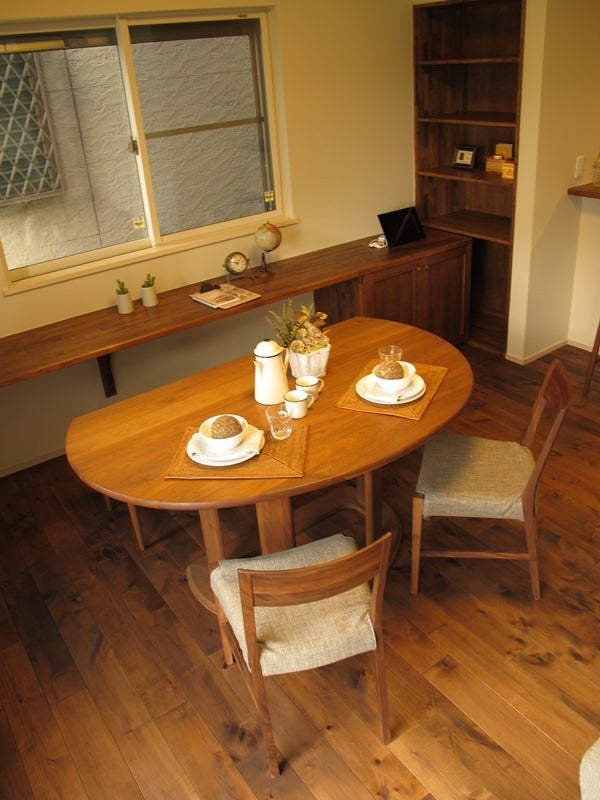 家具なび-半円形のテーブルを有効に活用したLD空間