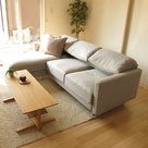 ハードメープル系の明るい床にナラ・栗無垢材の家具で統一したリビングダイニング空間をご紹介の記事より