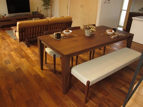 チーク材の床にウォールナット無垢材の家具でコーディネートした実例をご紹介しますの記事より