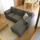 ナラ無垢材の家具とダークグレー色のコーディネート提案したリビングダイニング空間をご紹介の記事より