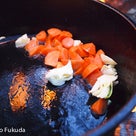 【八ヶ岳高原別荘便り】ダッチオーブン料理：とり肉の塩麹グリル野菜たっぷりコンソメスープ（レシピ）の記事より