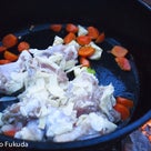 【八ヶ岳高原別荘便り】ダッチオーブン料理：とり肉の塩麹グリル野菜たっぷりコンソメスープ（レシピ）の記事より