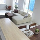 ホワイトカラーの床材にウォールナット無垢材の家具を使用したコーディネート事例をご紹介します！の記事より