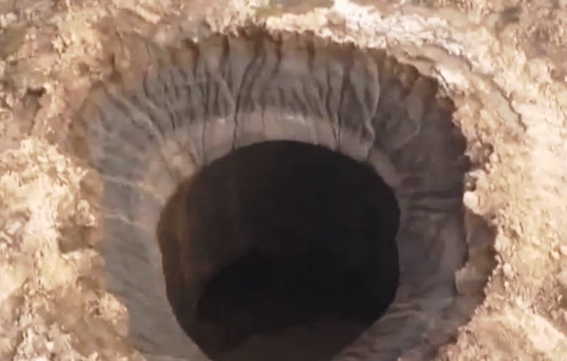 小骨の視点-怖っ！シベリアに巨大穴が出現！直径80メートル！【動画】
