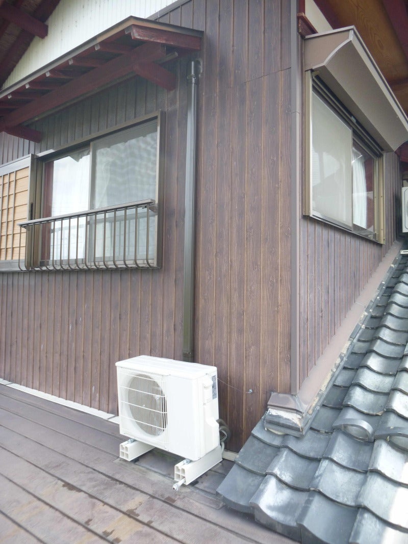 滋賀県 彦根市　エアコン販売取替工事(２階内機設置・屋根置き)和室/住宅の記事より