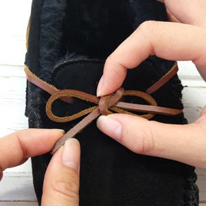 フェイクムートンモカシンシューズのレザー靴紐をきれいに結ぶ方法 イーザッカマニアストアーズのスタッフブログ