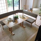 ホワイト塗装した床材、梁材に合わせてナラ・オーク材の家具で統一したソファダイニングのLDを提案！の記事より