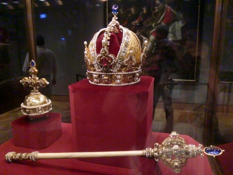 ヨーロッパの街で　王冠と剣