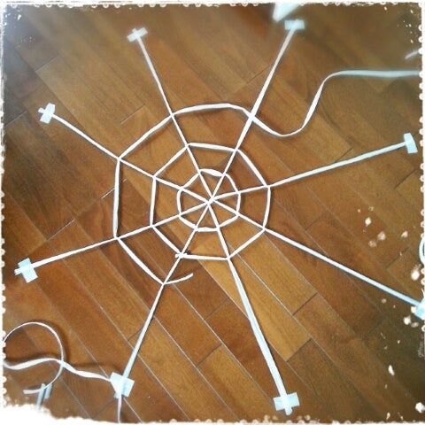 ハロウィンの飾り作り 蜘蛛の巣 トリプルキッズのピースな毎日