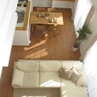 ブラックチェリー柄の床材にオーク無垢材の家具を中心としたナチュラルコーディネートをご紹介しますの記事より