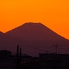 夕陽に染まる富士山の画像