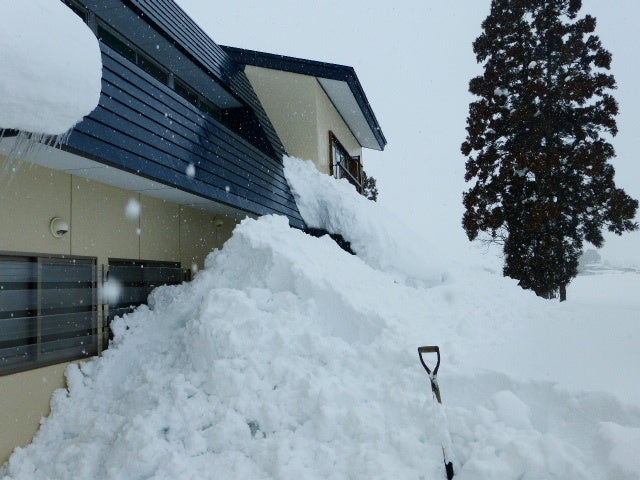 大雪で北側の１階の屋根まで雪でつながった | くにひと記念やくわ卓球道場