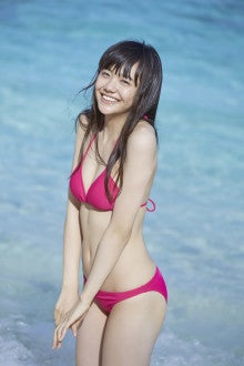 海辺でほほ笑むの松井愛莉さん