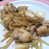 鶏とイカの炒めた炒め物の画像