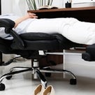 寝れる椅子 仕事も仮眠も【170度リクライニングチェア】の記事より