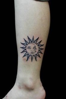 龍のタトゥー続きとスクリプトと持ち込みタトゥーそしてレタリングのタトゥーと太陽と月のタトゥー 神戸タトゥー Funky Guns Tattoo スタジオの作品紹介