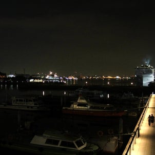 横浜大さん橋から客船を見送るの画像