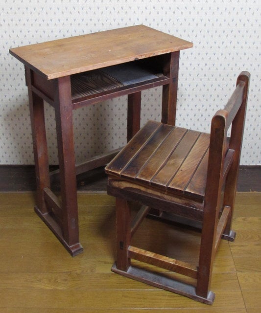 昭和レトロな古い学校の机と椅子、再び ～ 爽やかなアヴァロンのケーキ 