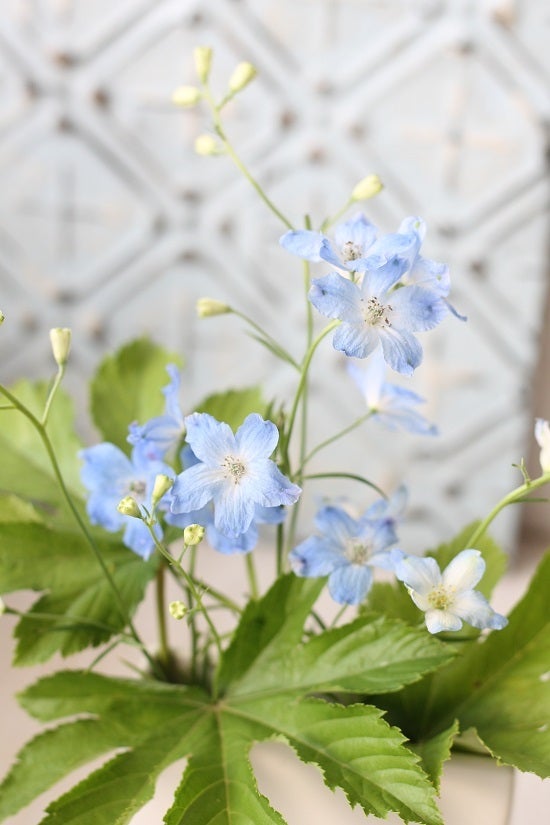 少しのデルフィニウムでok 花瓶でアレンジメント 500円で 花のある暮らし スーパーで買える花をおしゃれに