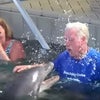 イルカに水をかけられたおじいさん、仕返しの仕方がカワイイの画像
