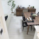 ホワイト色の床にウォールナット無垢材の家具とブラック色を取り入れたコーディネート事例をご紹介の記事より