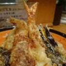 コスパが凄い！職人の技を低価格で味わえる串天ぷら段々屋の天丼へのこだわり：新宿駅の記事より