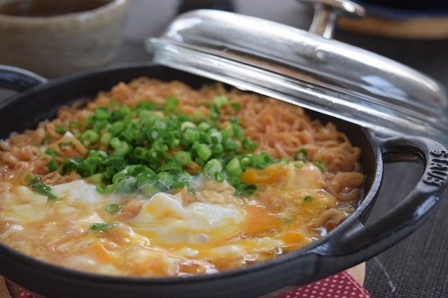 ストウブベビーウォックでチキンラーメン けんじ さなえのおもろい夫婦