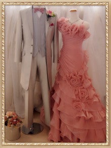 ピンクの爽やかなカラードレスとタキシードのコーデネート 5万円でウェディングドレスも打掛も着れる 静岡県 長泉町 三島 沼津 エスドレッシング