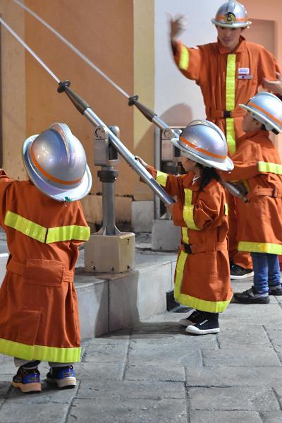 3歳キッザニア東京 女の子でも消防士はやっぱりかっこいい 暮らしにplus 美食住 株主優待