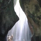 「ティルタ（聖水）の滝」と「光が降り注ぐ滝」の記事より