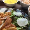 鶏肉のパリパリ焼き、にんじんスープ、トマトと豆腐サラダ、トマトご飯の画像