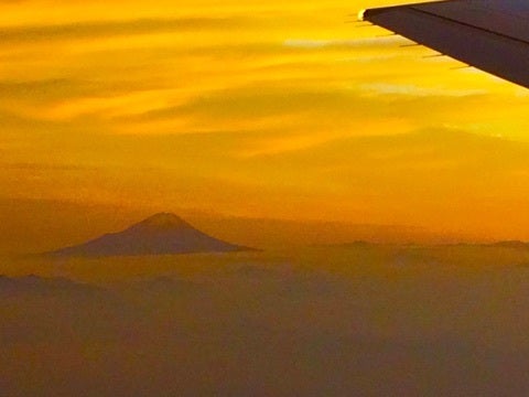 飛行機の窓から見えた 富士山と夕陽の記事より
