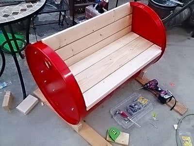 ドラム缶ベンチの組み立てにアングルヘッドを使用 | 趣味工作の便利屋