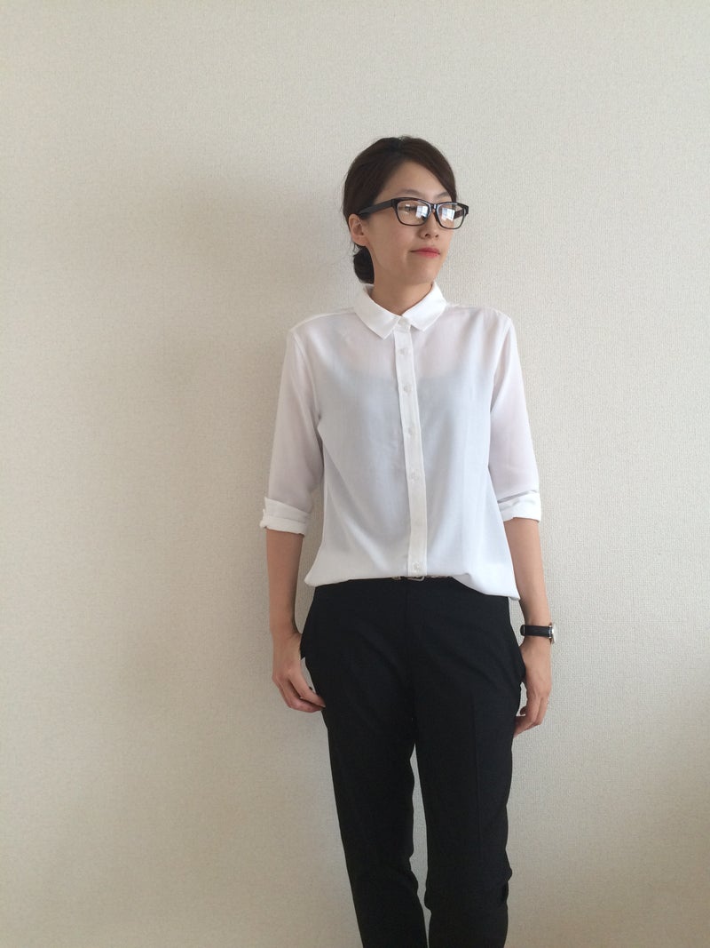 Uniqloの白シャツと黒パンツで作る パリ風オフィスカジュアル 私を大事にするオシャレ パリジェンヌのシンプルファッション