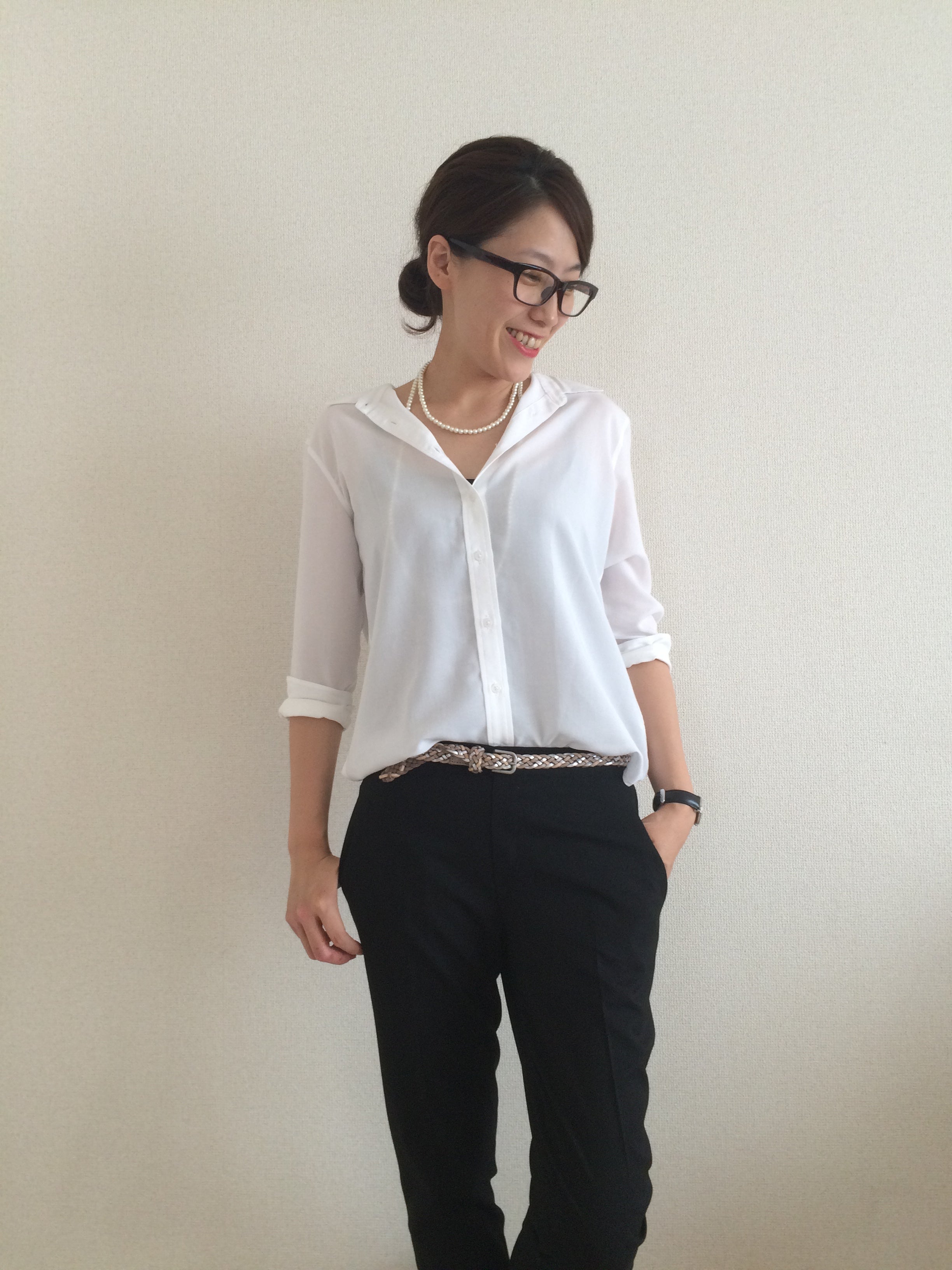 UNIQLOの白シャツと黒パンツで作る、パリ風オフィスカジュアル。 | 私
