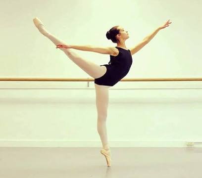 バレエのアラベスクの方法とコツをマスターして綺麗に踊る 骨盤の位置と重心が鍵