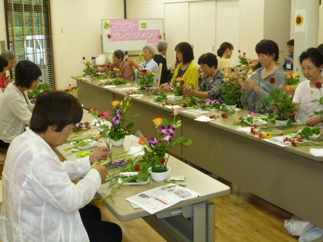 今日は東京都多摩市にある豊ヶ丘団地さんで１０００円のフラワーアレンジメント体験教室を開催しましたの記事より
