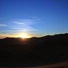 砂漠での日の出鑑賞…帰路は徒歩で…ホテルの朝飯：モロッコ・メルズーガの記事より