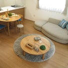 １０畳未満のリビングダイニングでも曲線のある家具をチョイスすると空間が広く使えるコーディネート！の記事より
