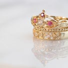 羽ティアラの婚約指輪とフェザーと薔薇の結婚指輪の記事より