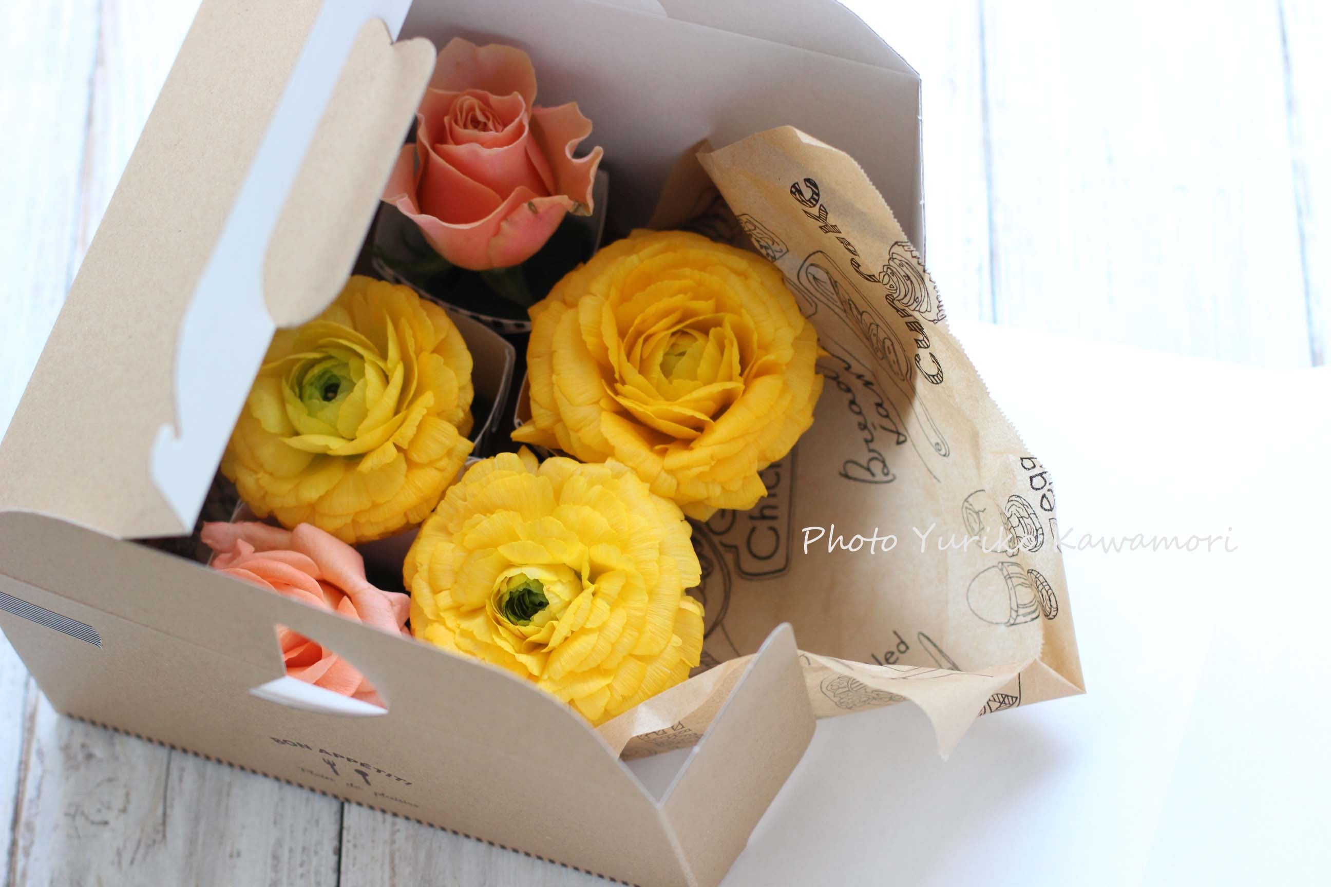キャンドゥのお菓子用箱で花のプチギフト プチプラ花コーデ