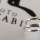 【お花と緑の葉がモチーフの婚約指輪と結婚指輪】つや消しのマットタイプは男性にも人気結婚指輪の記事より