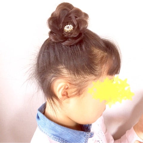 お花飾りのお団子アレンジ 女の子のママ必見 子供のヘアアレンジ