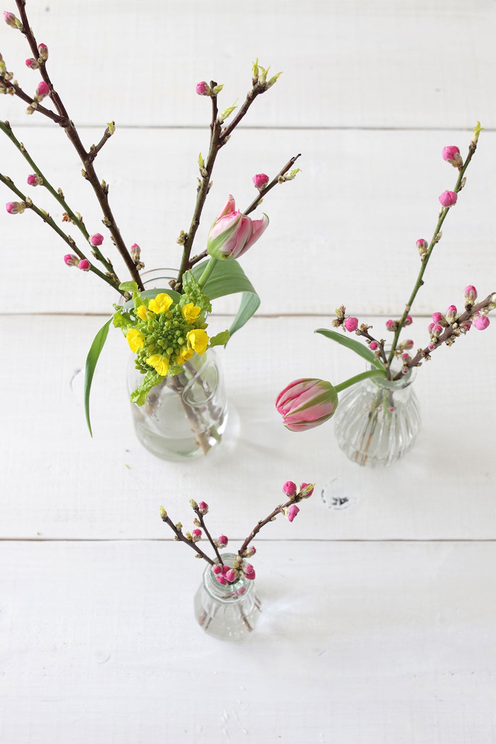ひな祭りのお花 桃の花の枝は短くカット が扱いやすい 暮らしの小さなアイデア帳 ラクして楽しむ暮らしのアイデア